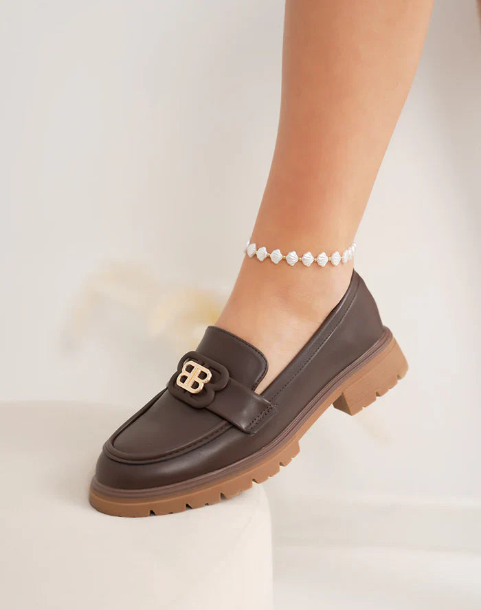 Mocassin femme tendance avec bijou doré et semelle crantée confortable