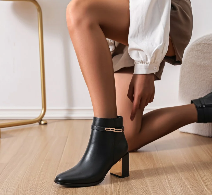 Bottines en synthétique avec bride métallique doré