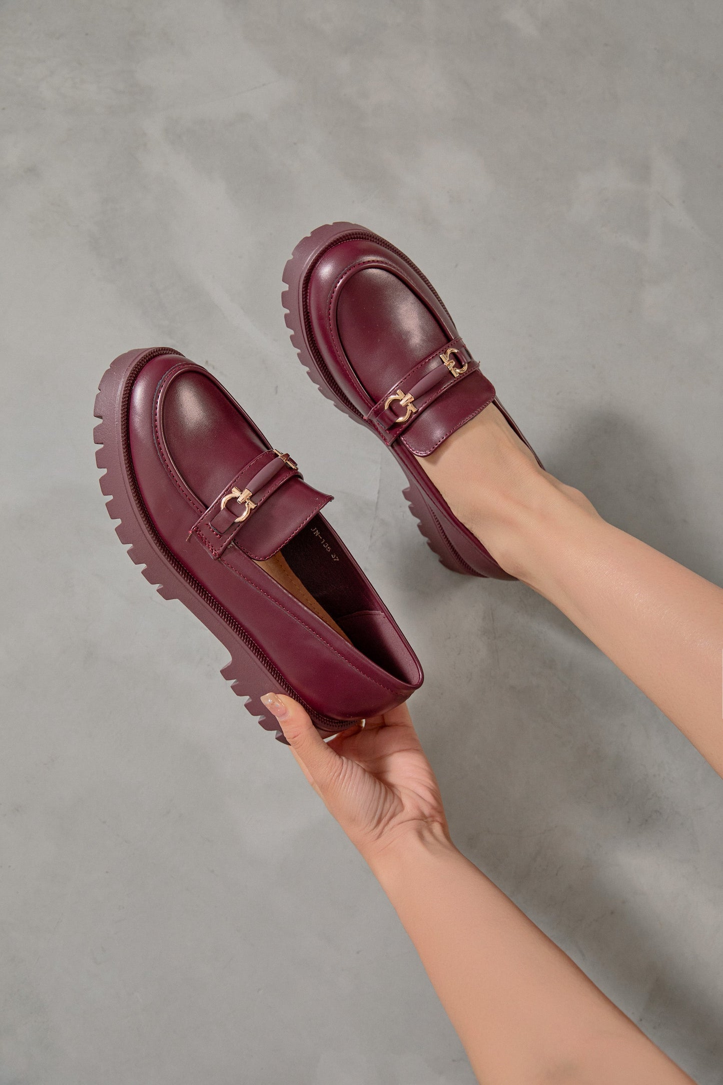 Mocassins femme avec détail doré et semelle crantée épaisse