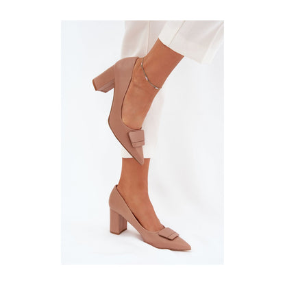 Chaussures à talons hauts de couleur beige avec boucle décorative