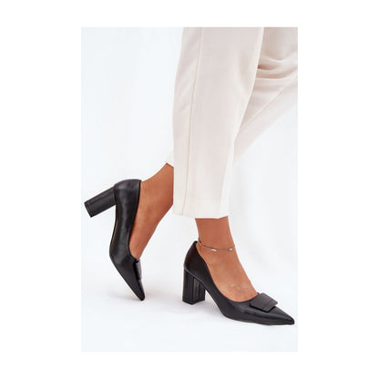 Chaussures à talons hauts de couleur beige avec boucle décorative