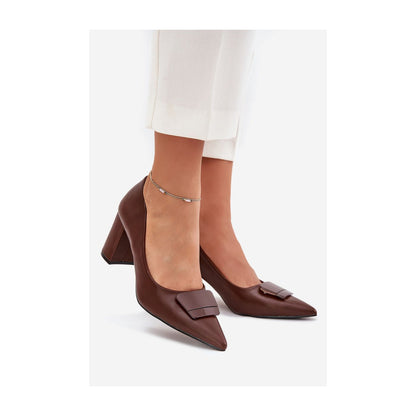 Chaussures à talons hauts de couleur beige avec boucle décorative