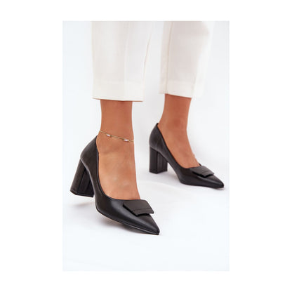 Chaussures à talons hauts de couleur beige avec boucle décorative