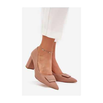 Chaussures à talons hauts de couleur beige avec boucle décorative
