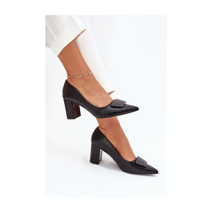 Chaussures à talons hauts de couleur beige avec boucle décorative