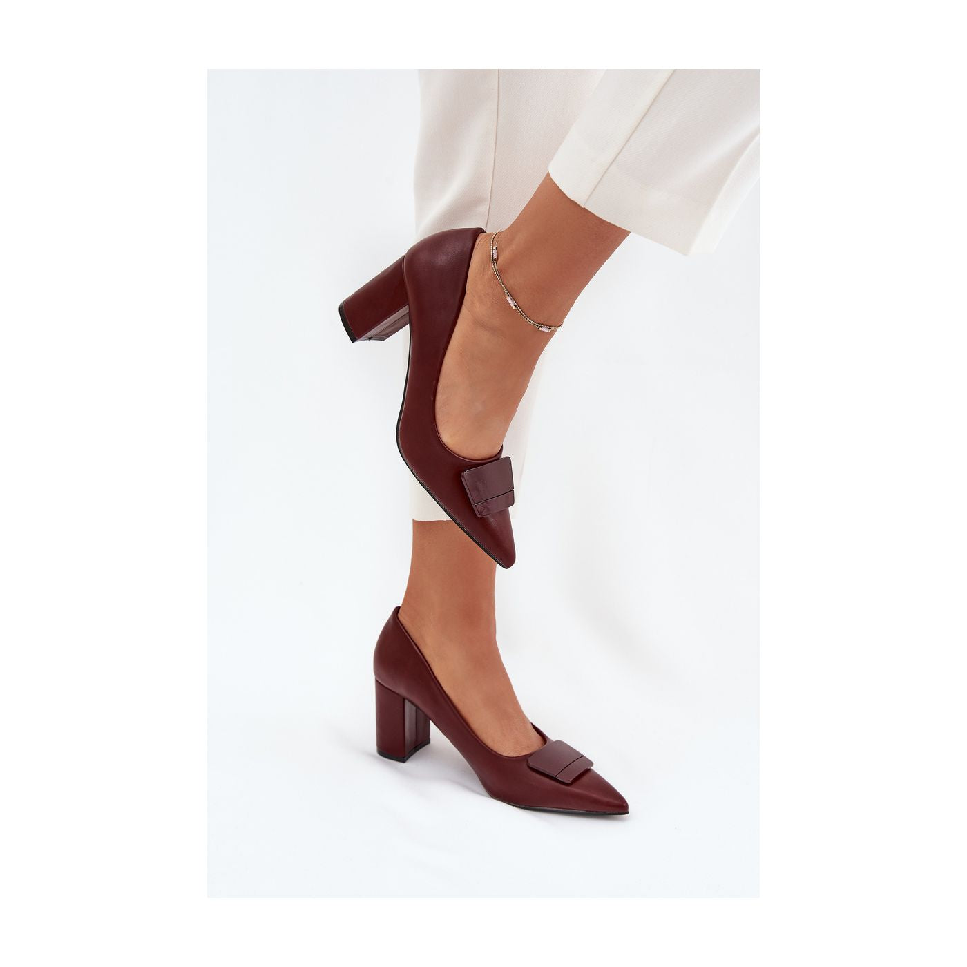 Chaussures à talons hauts de couleur beige avec boucle décorative