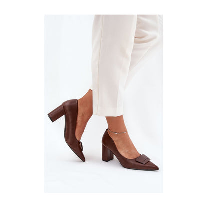 Chaussures à talons hauts de couleur beige avec boucle décorative