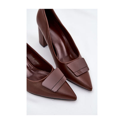 Chaussures à talons hauts de couleur beige avec boucle décorative