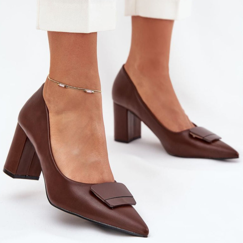 Chaussures à talons hauts de couleur beige avec boucle décorative