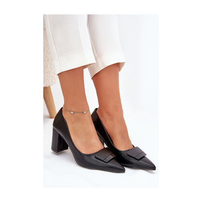 Chaussures à talons hauts de couleur beige avec boucle décorative