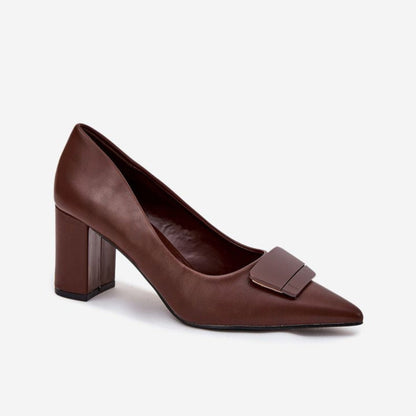 Chaussures à talons hauts de couleur beige avec boucle décorative