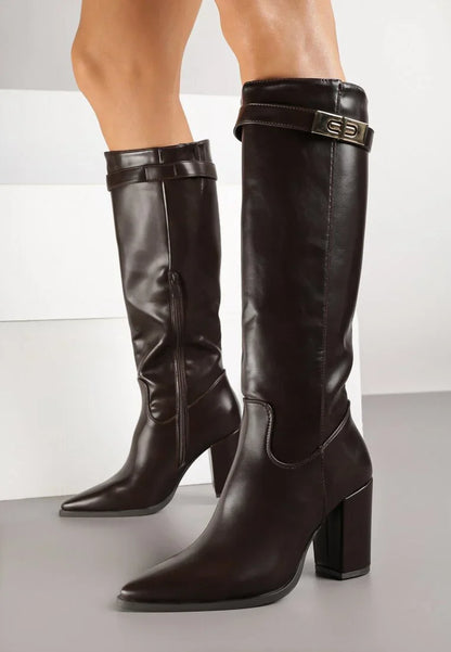 Bottes à talons hauts décorées d'appliqués