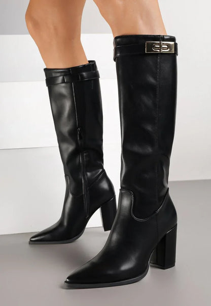 Bottes à talons hauts décorées d'appliqués