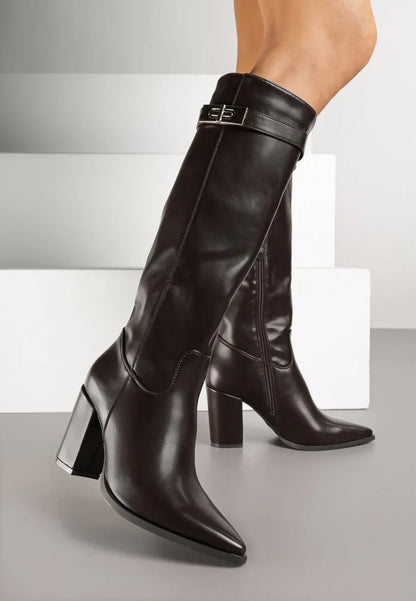 Bottes à talons hauts décorées d'appliqués