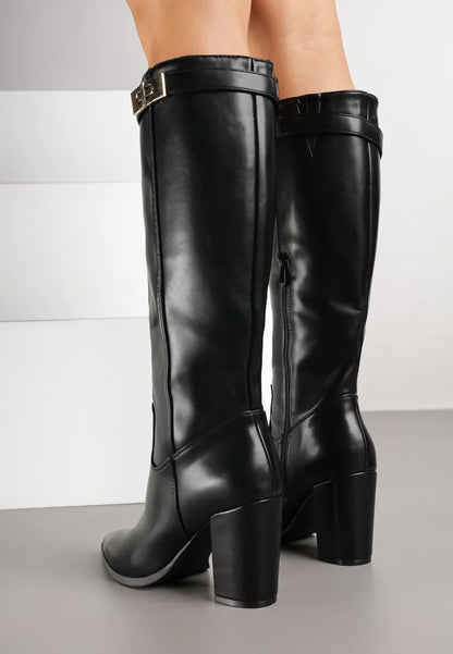 Bottes à talons hauts décorées d'appliqués