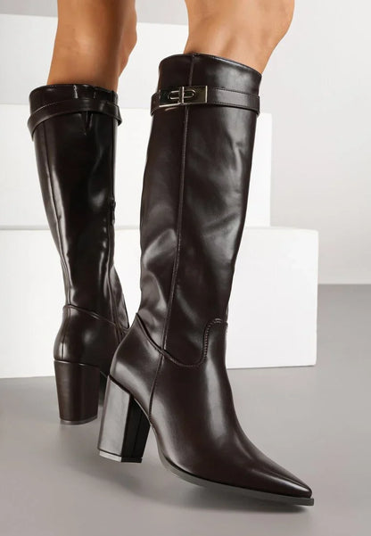 Bottes à talons hauts décorées d'appliqués