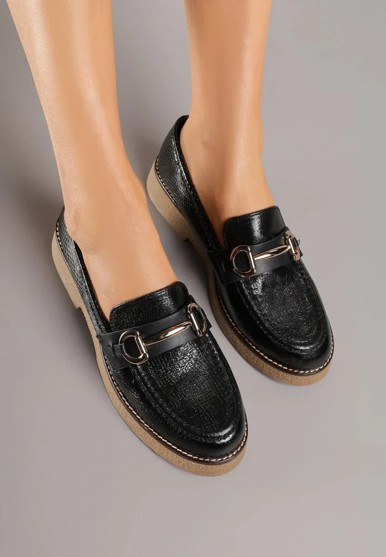 Mocassins décorés d'une tige en relief et d'une boucle