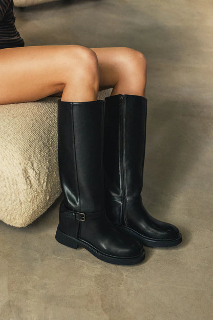 Bottes minimalistes noires avec détail boucle