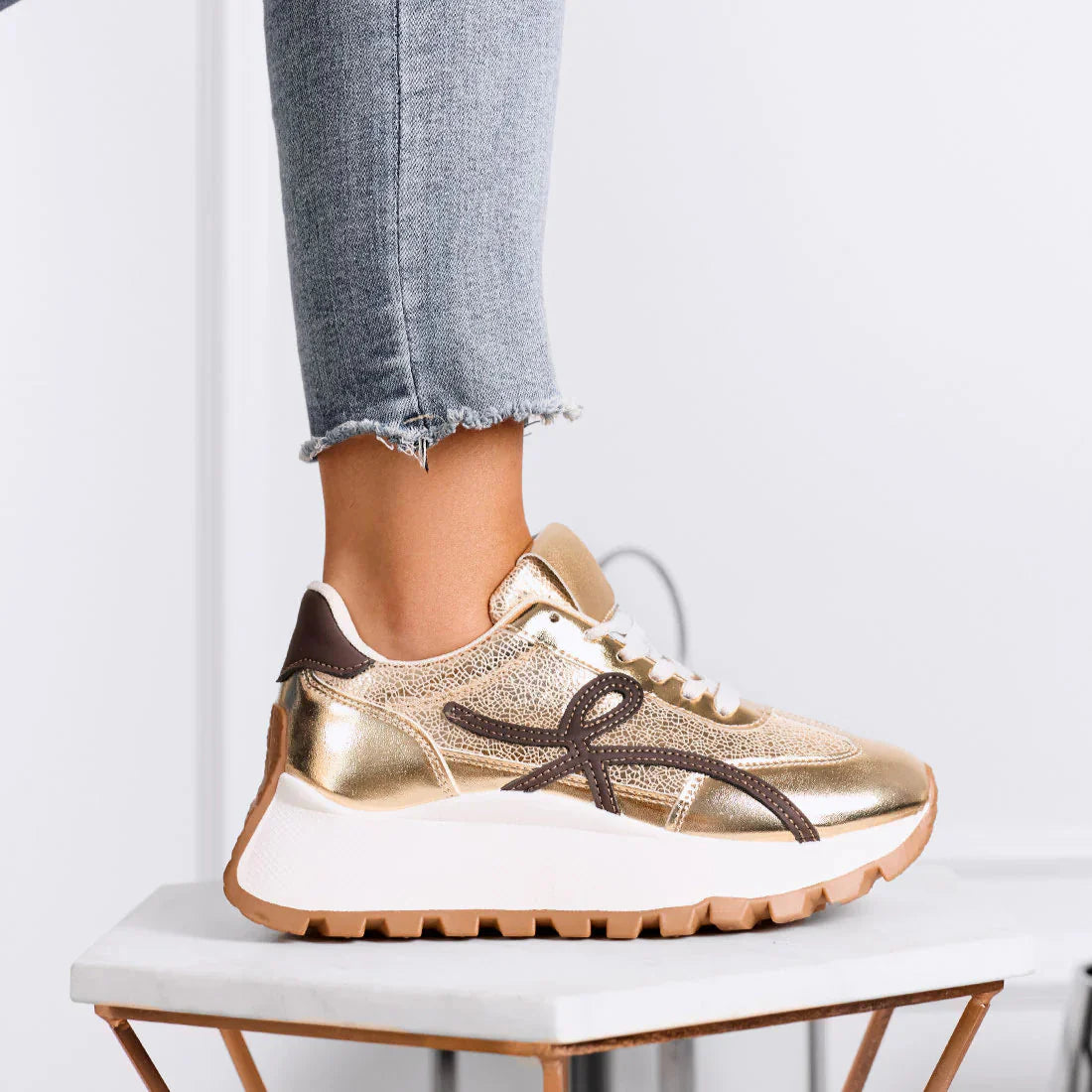 Baskets dorées avec détails marron et semelle épaisse
