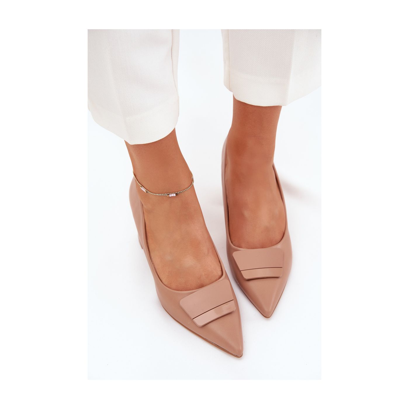 Chaussures à talons hauts de couleur beige avec boucle décorative