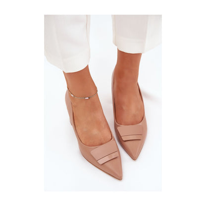 Chaussures à talons hauts de couleur beige avec boucle décorative