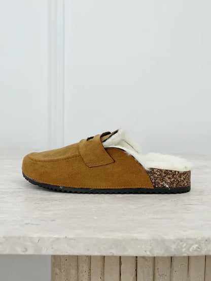 Sabot en simili-suède  avec semelle en liège ,bordure en fourrur