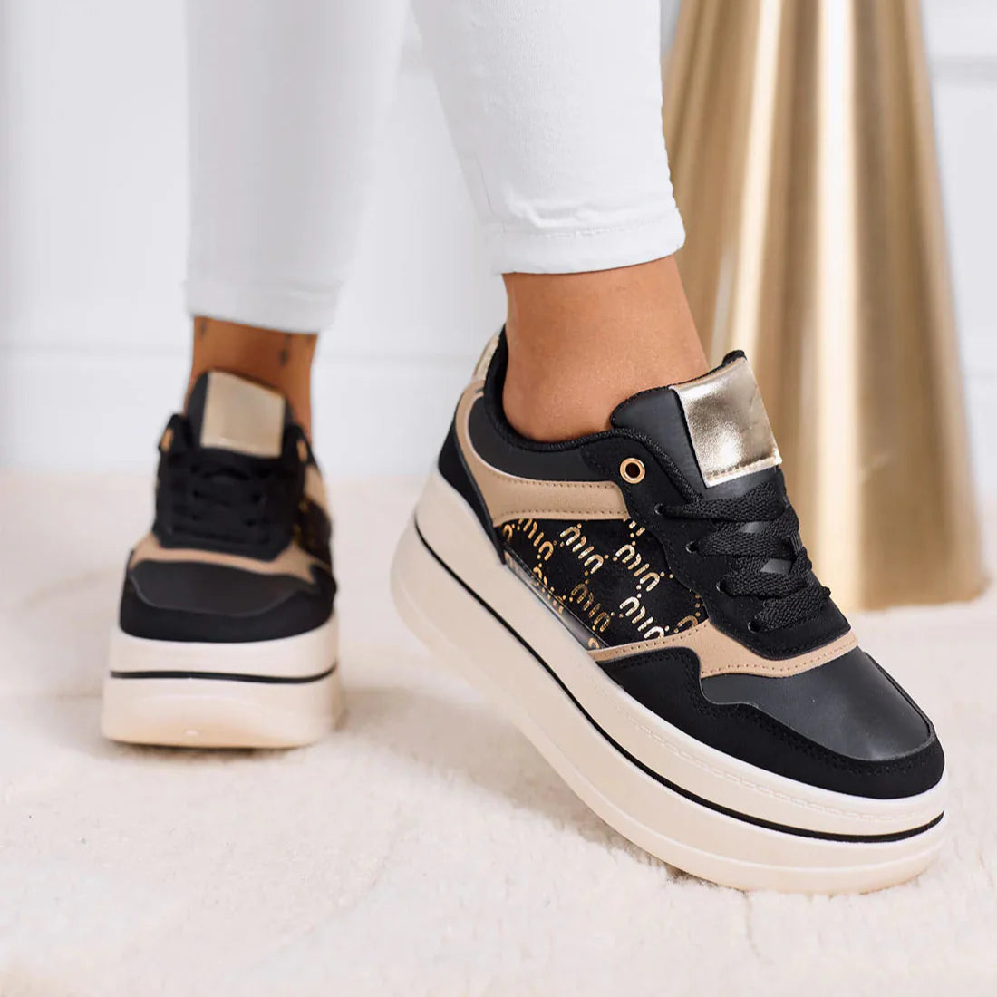 Baskets Avec Détails Dorés Et Semelle Plateforme