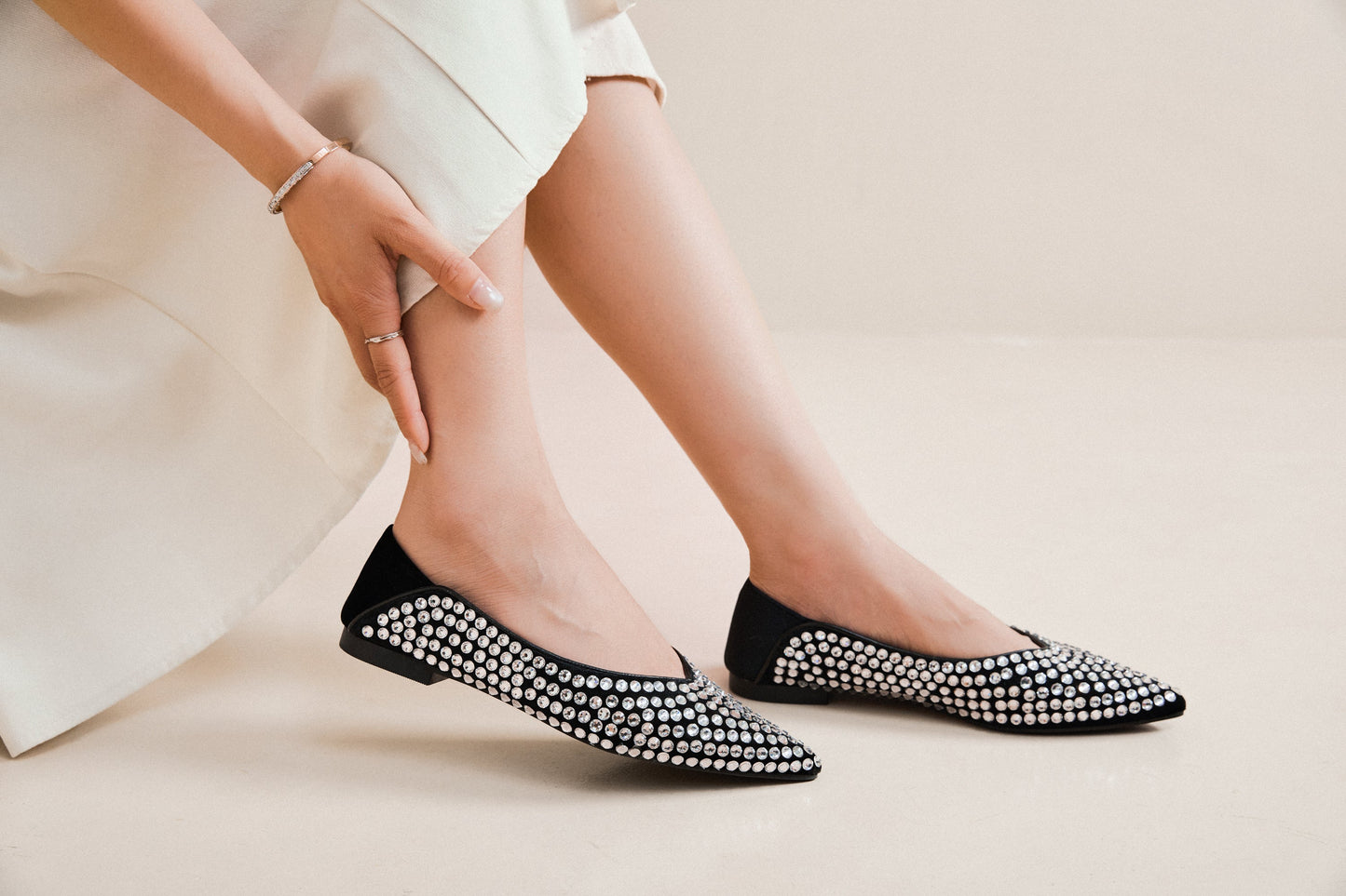 ballerines en suédine à strass argentés et bout pointu