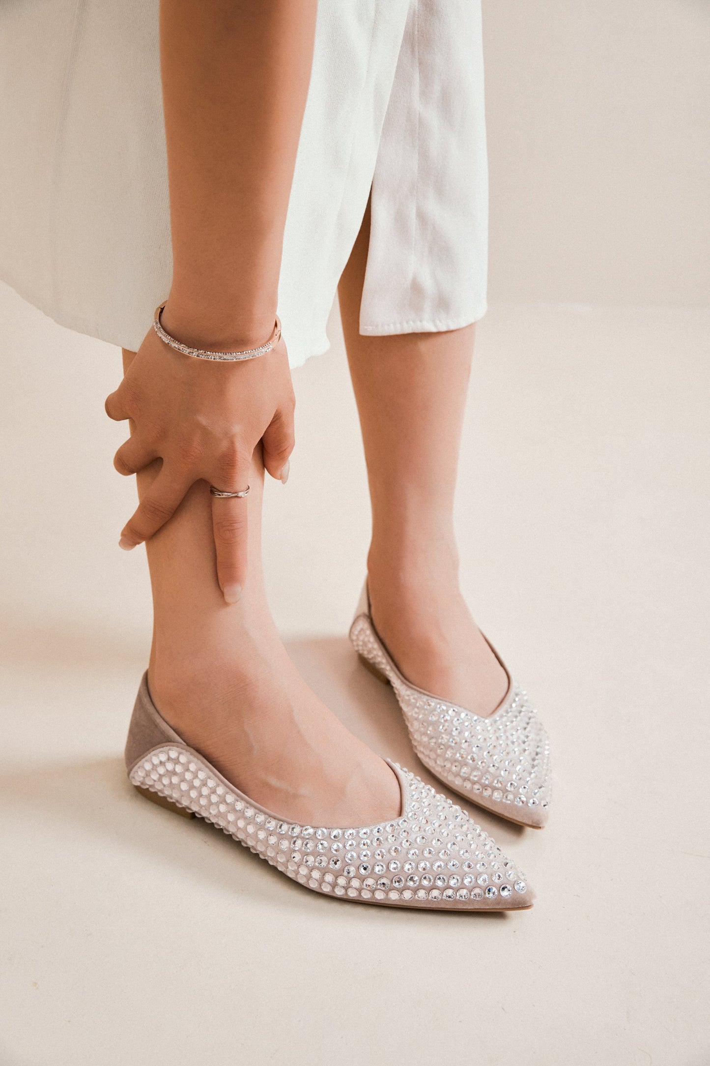 ballerines en suédine à strass argentés et bout pointu