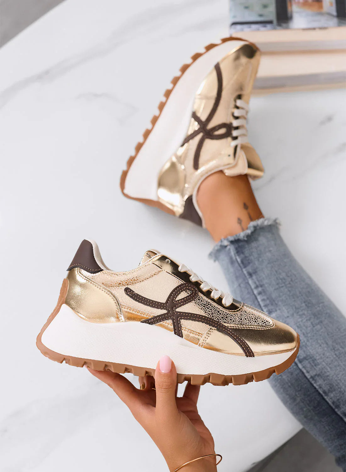 Baskets dorées avec détails marron et semelle épaisse