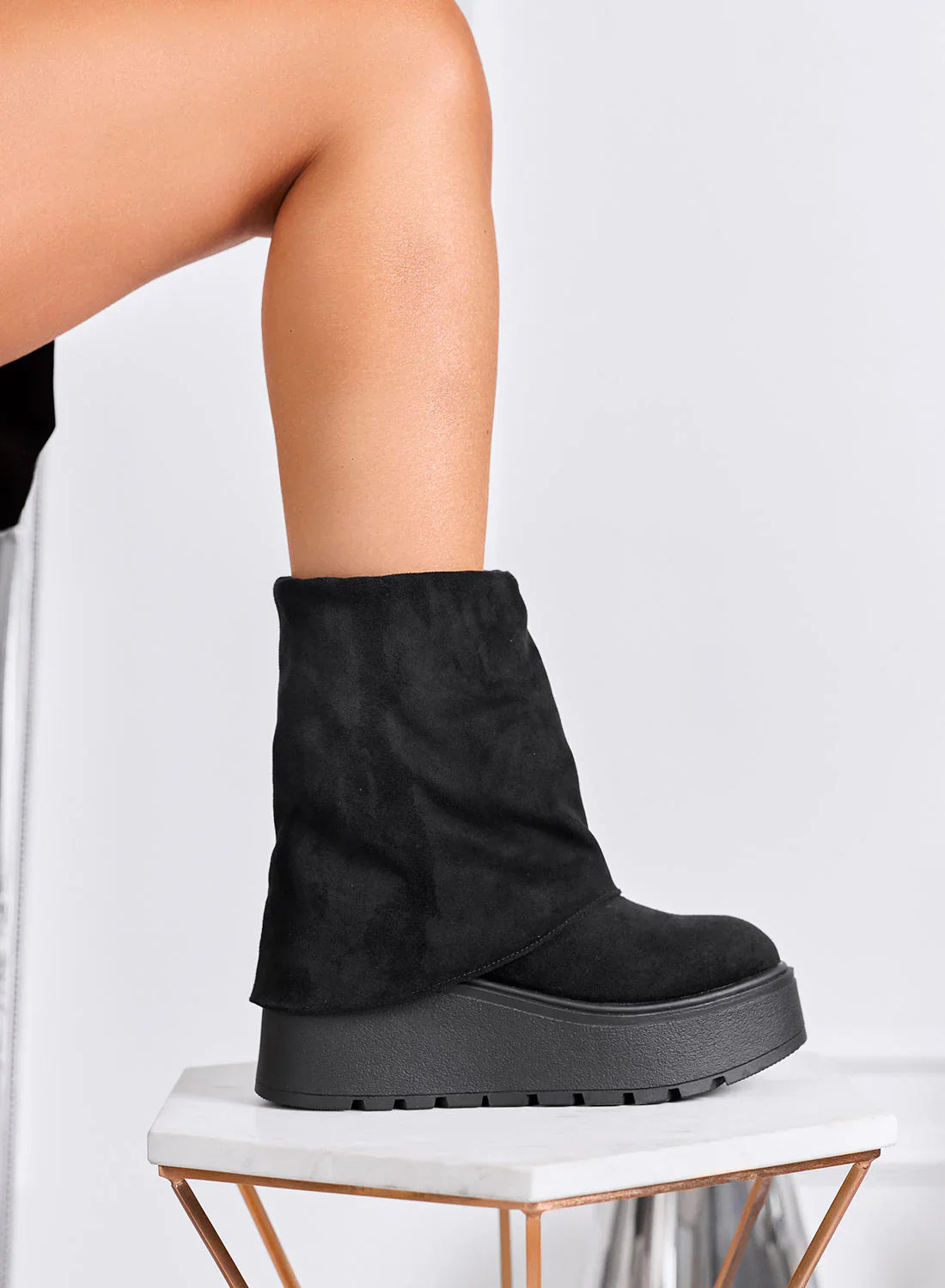 Bottines en daim à revers et talon compensé