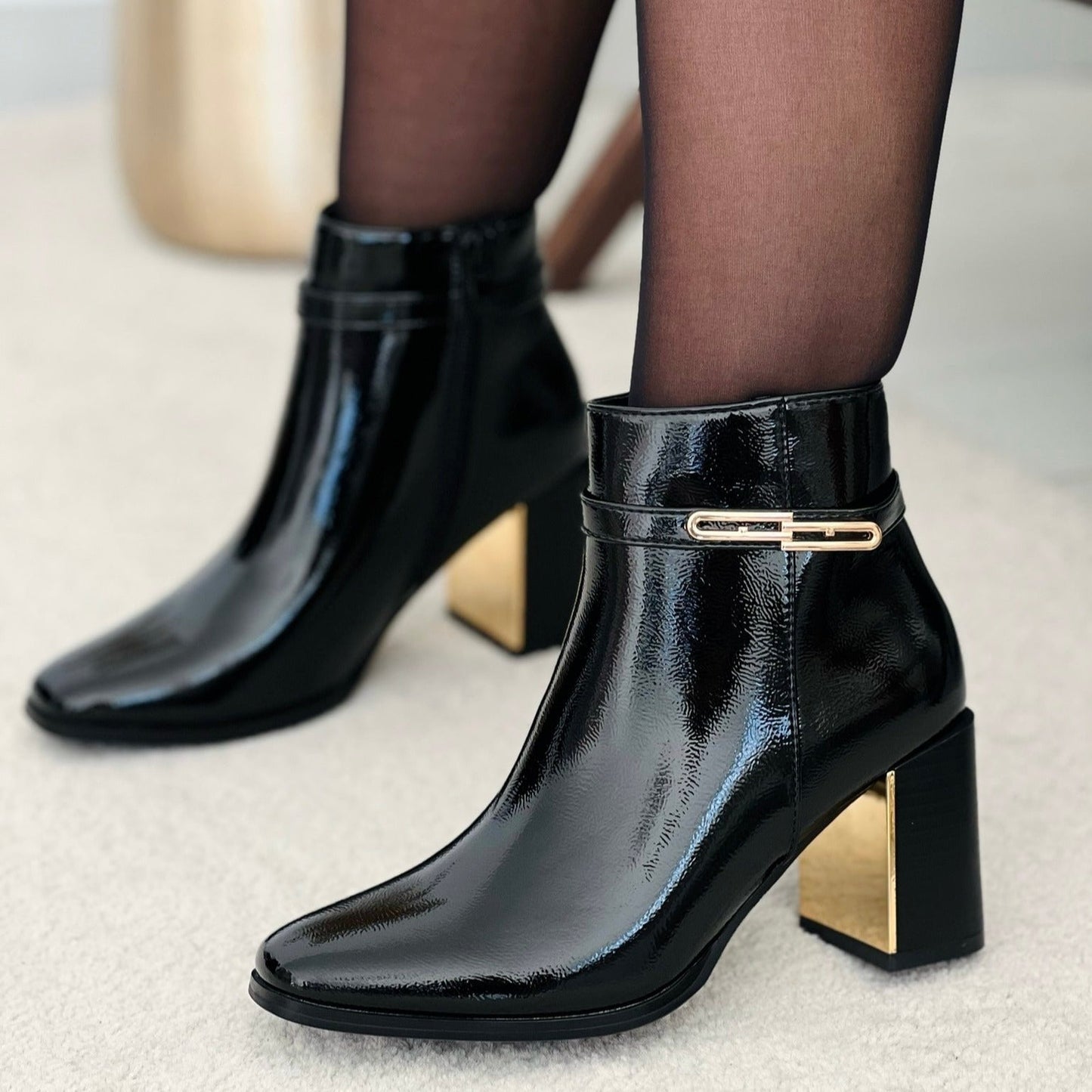 Bottines en synthétique avec bride métallique doré