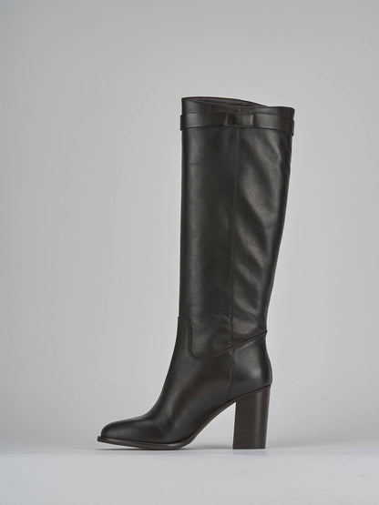 Bottes à talons hauts décorées d'appliqués