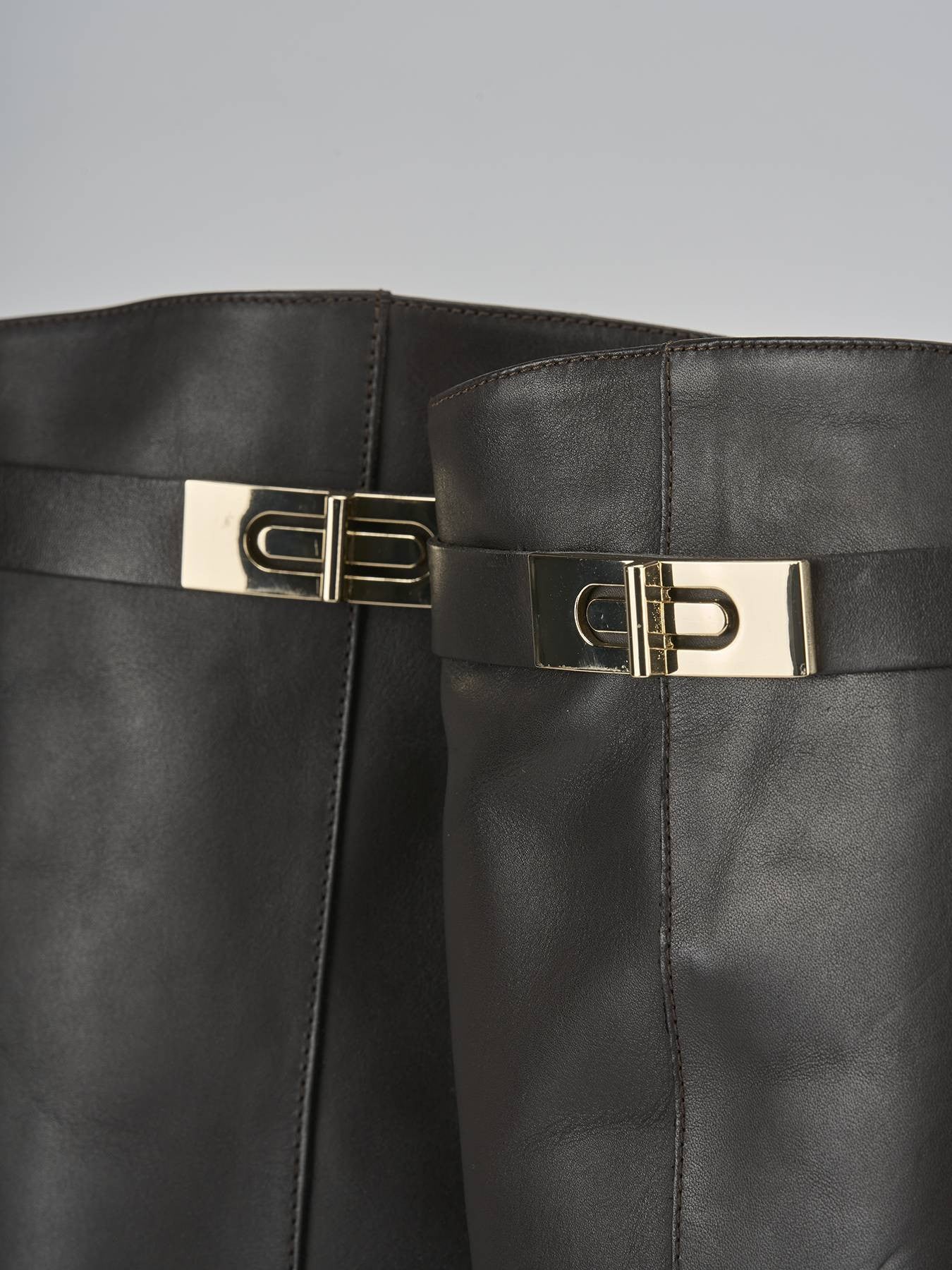 Bottes à talons hauts décorées d'appliqués