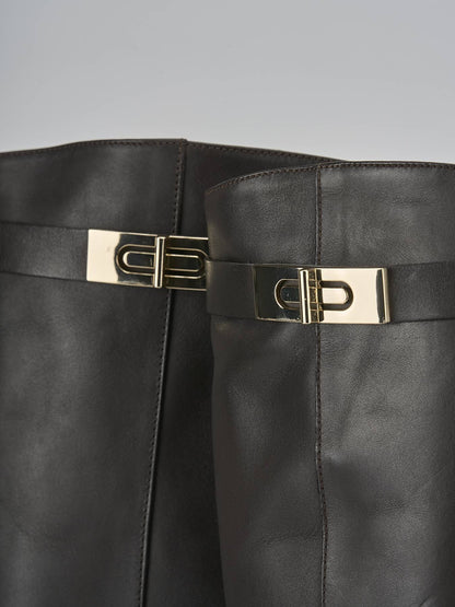 Bottes à talons hauts décorées d'appliqués