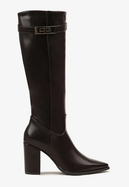 Bottes à talons hauts décorées d'appliqués