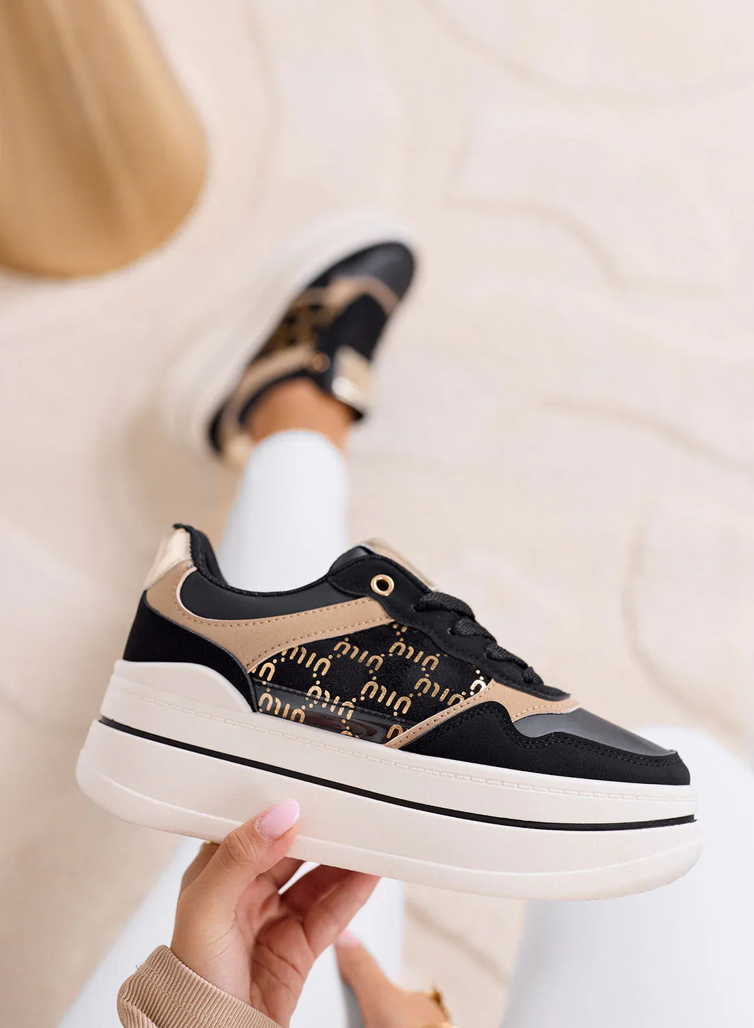 Baskets Avec Détails Dorés Et Semelle Plateforme