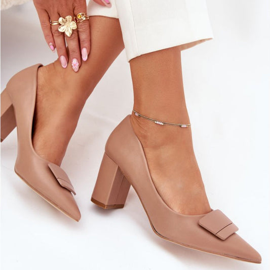 Chaussures à talons hauts de couleur beige avec boucle décorative