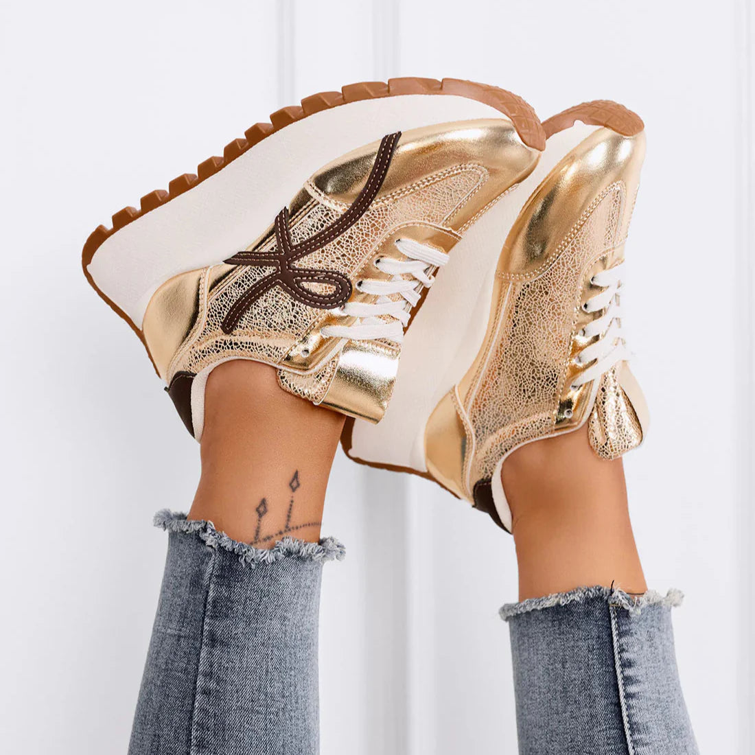Baskets dorées avec détails marron et semelle épaisse