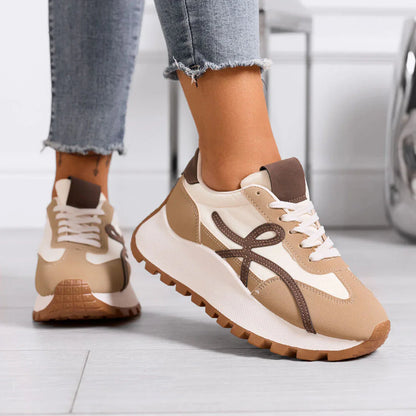 Baskets dorées avec détails marron et semelle épaisse