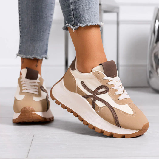 Baskets dorées avec détails marron et semelle épaisse