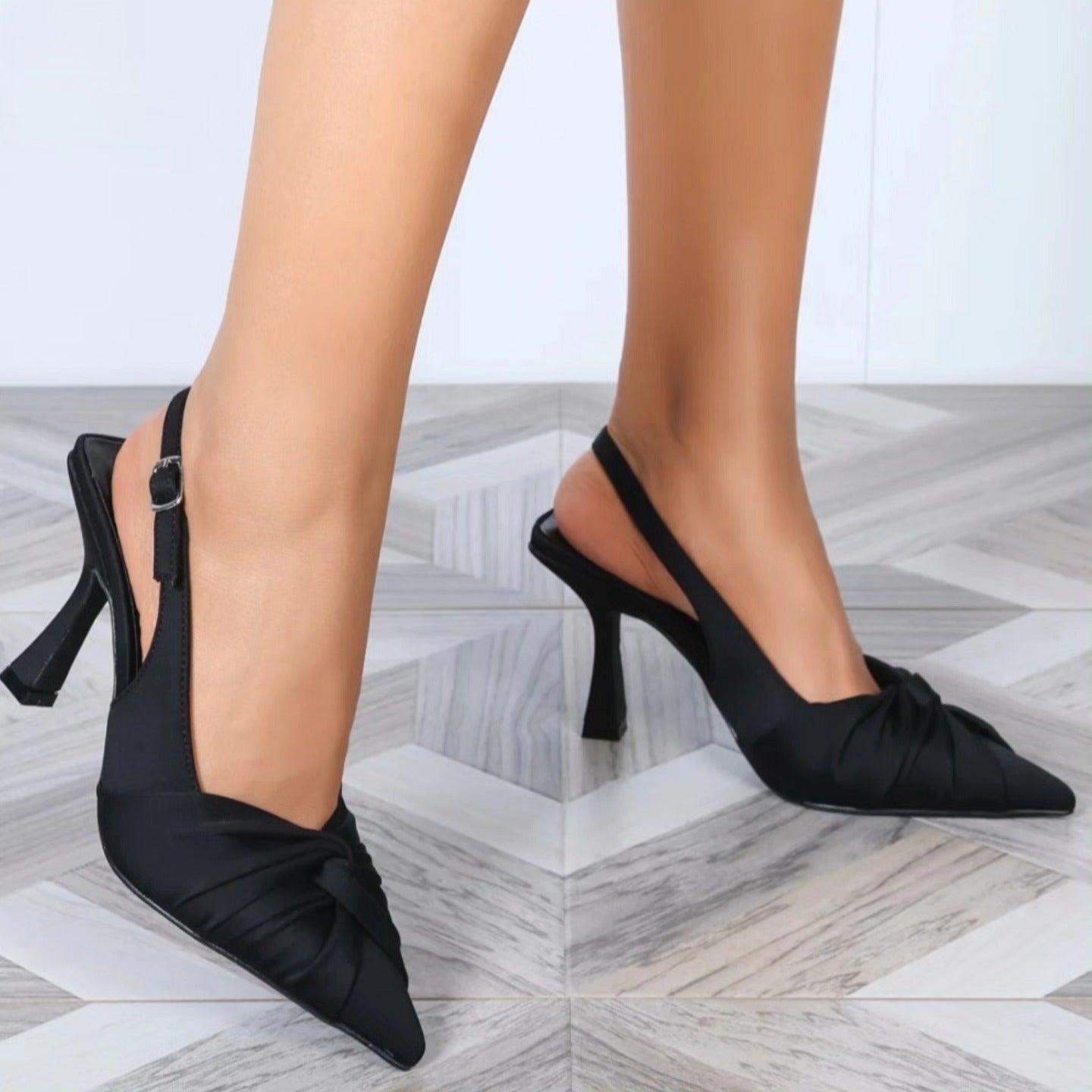 Escarpins ouverts en satin à talon fin