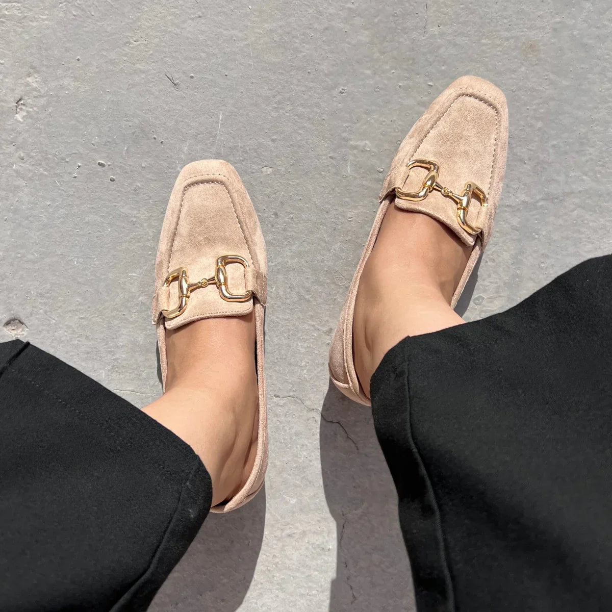 Escarpin à boucle en daim