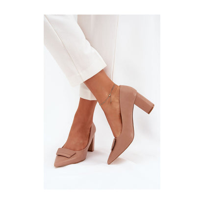 Chaussures à talons hauts de couleur beige avec boucle décorative
