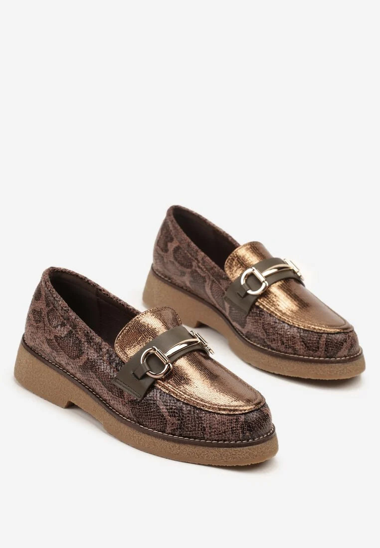 Mocassins décorés d'une tige en relief et d'une boucle