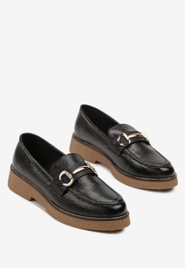 Mocassins décorés d'une tige en relief et d'une boucle