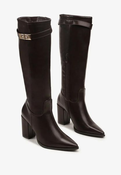 Bottes à talons hauts décorées d'appliqués