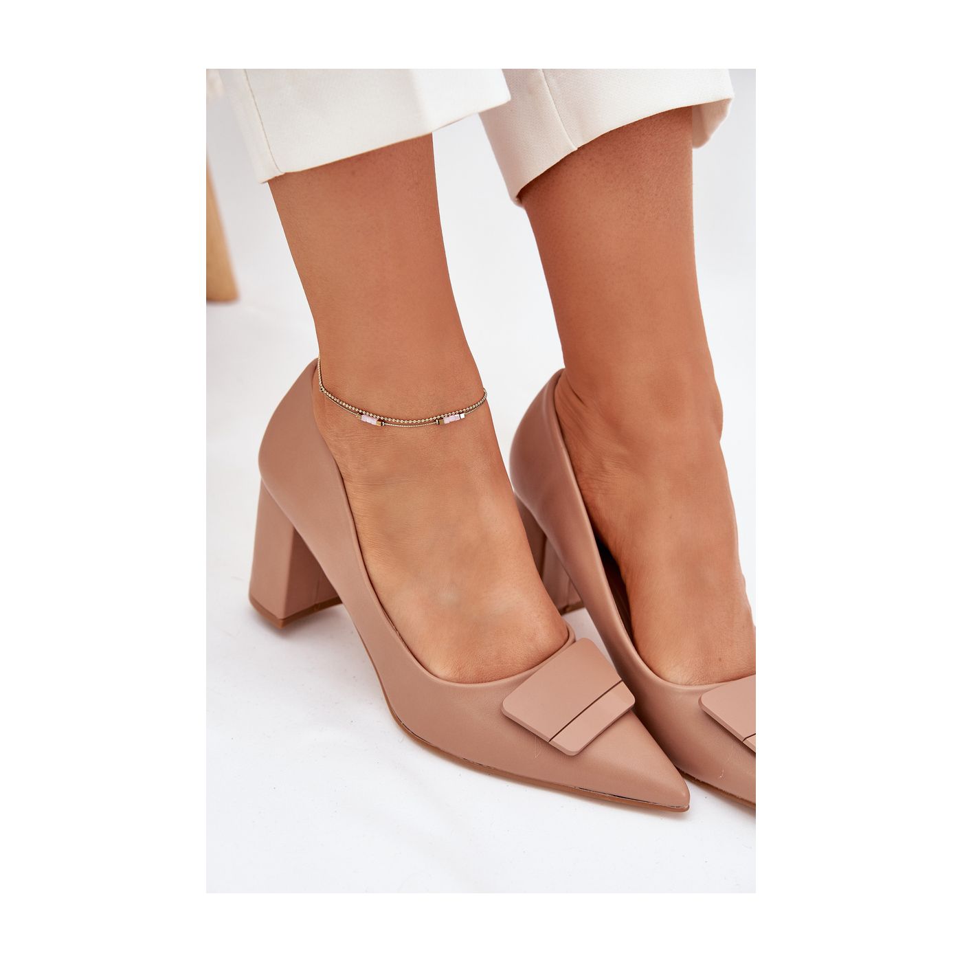 Chaussures à talons hauts de couleur beige avec boucle décorative