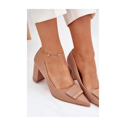 Chaussures à talons hauts de couleur beige avec boucle décorative