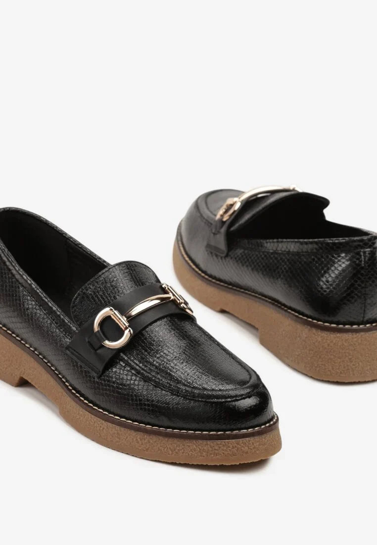 Mocassins décorés d'une tige en relief et d'une boucle